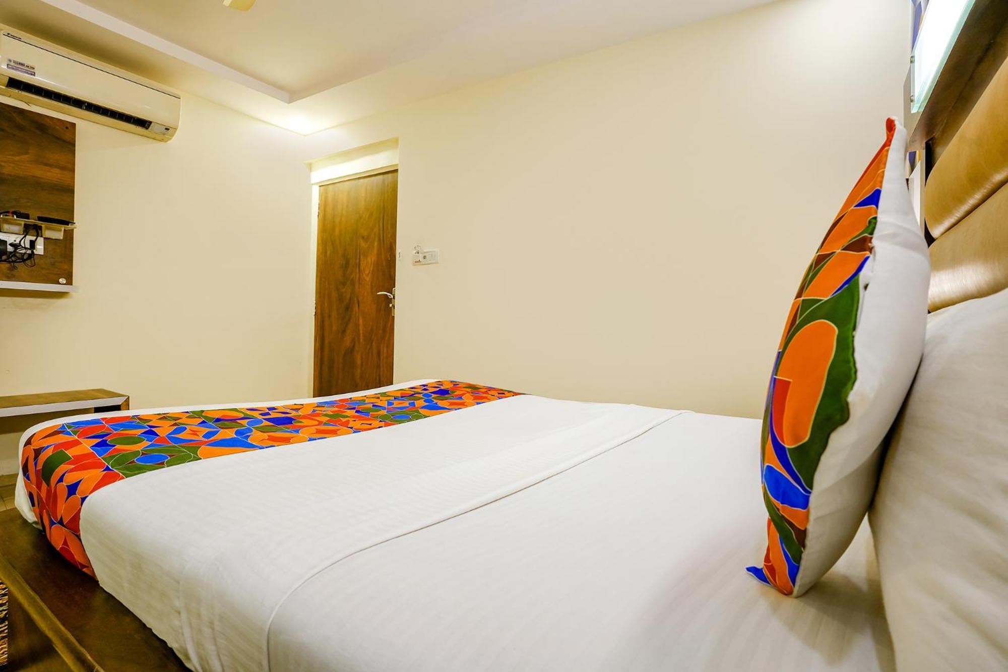 Hotel Naivedhya By Kwality Inn Тхане Экстерьер фото