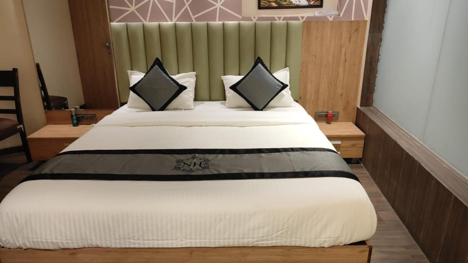 Hotel Naivedhya By Kwality Inn Тхане Экстерьер фото